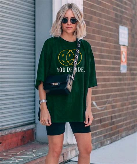 oversized t-shirt outfit ideas.